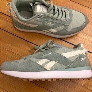 BRAND NEW NEVER WORN!! Reebok Mint Green and Cream Retro Runner Sneakers